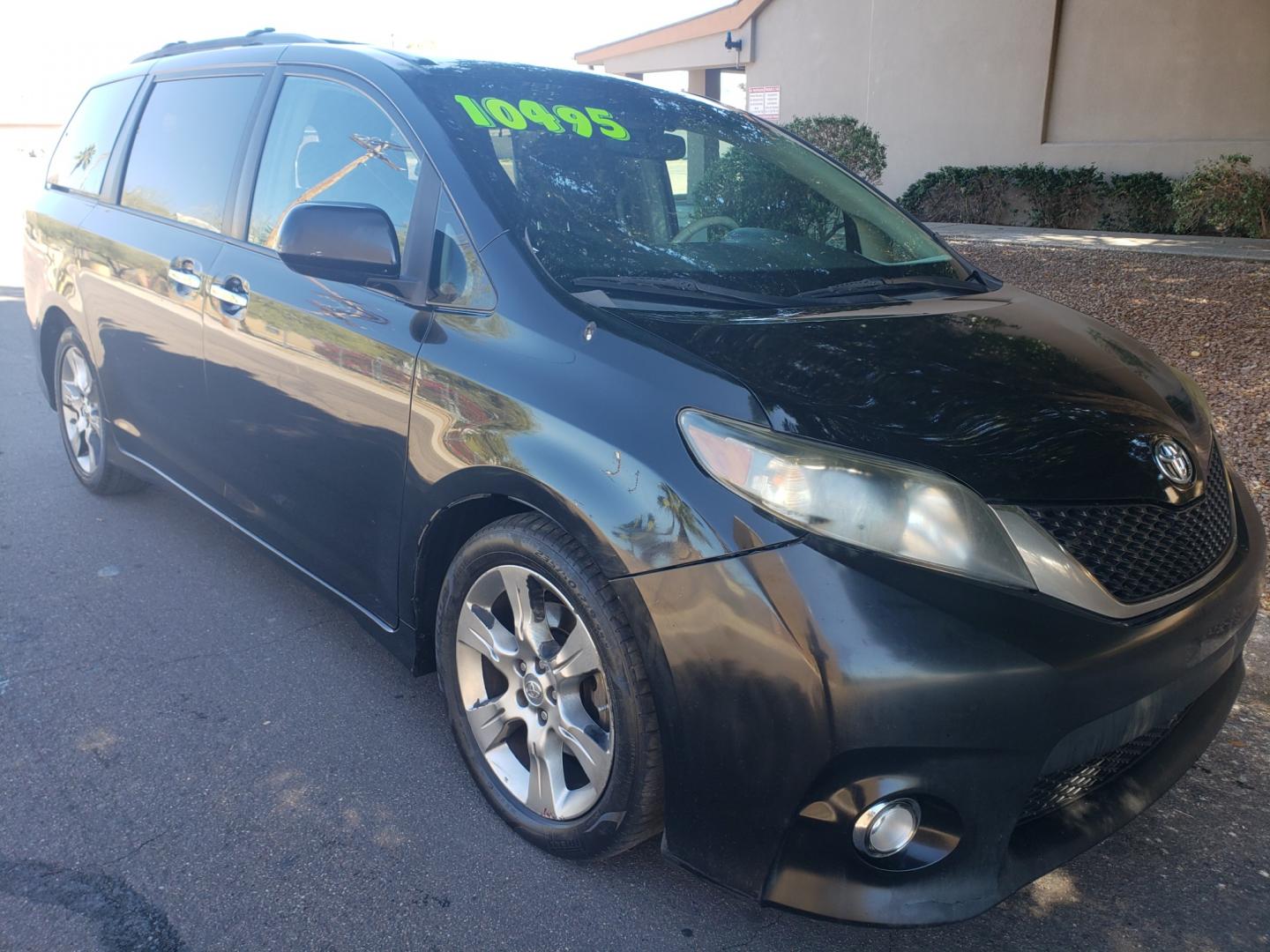 2013 /gray and black Toyota Sienna SE (5TDXK3DC9DS) with an 3.5L V6 DOHC 24V engine, 5-Speed Automatic transmission, located at 323 E Dunlap Ave., Phoenix, AZ, 85020, (602) 331-9000, 33.567677, -112.069000 - 2013 Toyota Sienna SE,....EXCELLENT condition,..... A Real Must See!!.... No accidents, Clean inside and out, Power everything, Ice cold ac, Third row seating, Rear ac second and third seats, Clean Gray and black interior with black cloth seats in near perfect condition and the van is gorgeous. Ster - Photo#2